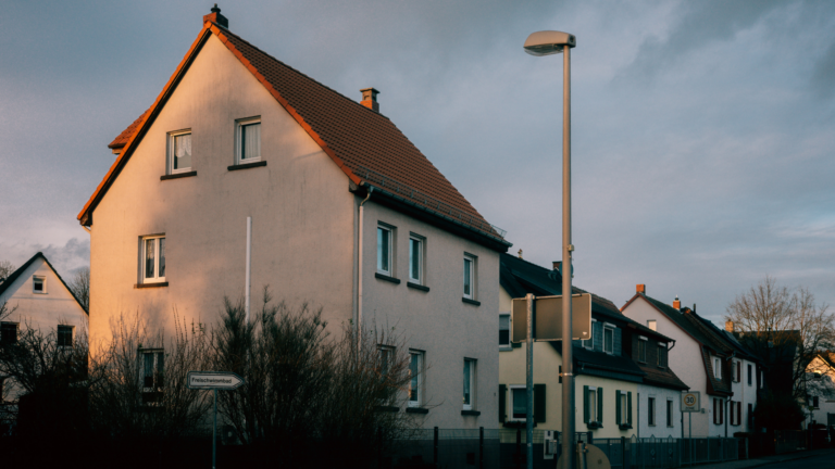 Kleines Mehrfamilienhaus in Deutschland bei ruhiger Lage.