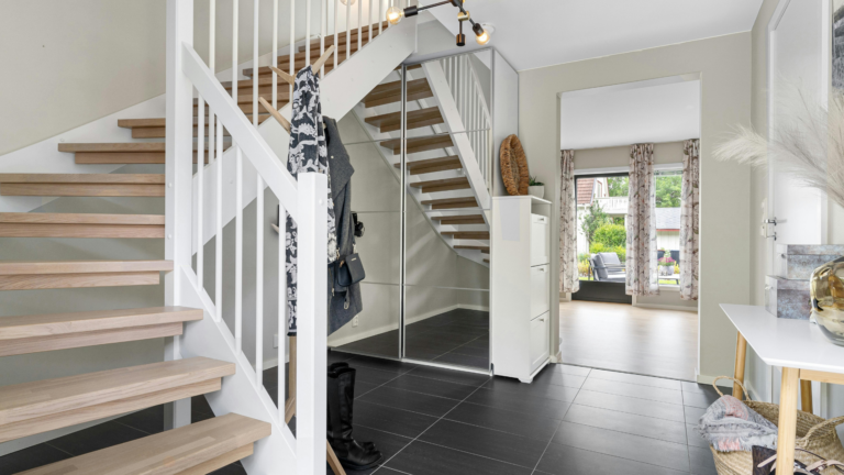 Moderner, heller Hausflur eines Neubau-Hauses.